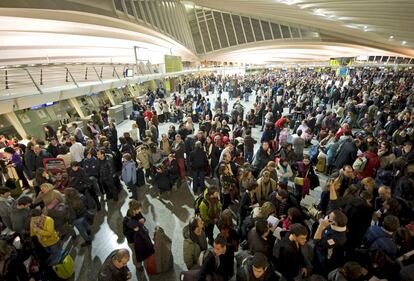 Gran número de personas esperan en el aeropuerto de Loiu después de conocer que todo el espacio aéreo español se encuentra cerrado por el abandono masivo de los controladores de sus puestos de trabajo.