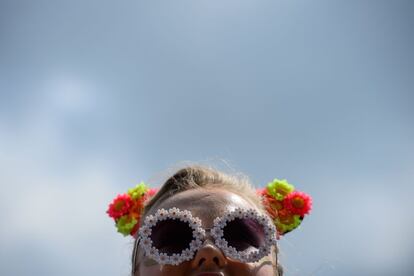 Una joven disfruta del buen tiempo durante el festival, 29 de junio de 2014.