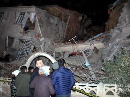 Las autoridades buscan a una veintena de personas bajo los escombros, tras un terremoto que sacudió a la provincia de Elazig, donde varios edificios se han derrumbado