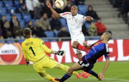 El meta Vaclik salva ante Nzonzi en la única ocasión del Sevilla.