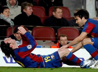 Deco consuela a Messi tras lesionarse éste en el muslo izquierdo.