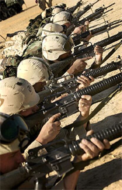 <i>Marines</i> estadounidenses practican el  tiro en Kuwait.