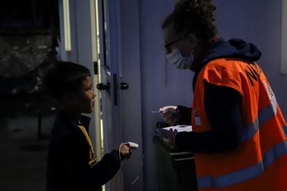 Una enfermera de la ONG Rainbow4Africa controla la saturación de oxígeno en la sangre de un niño afgano en el refugio Fraternità Massi de Oulx, en Italia.