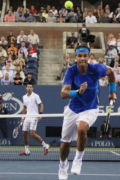 Nadal corre para devolver una bola en su partido ante Djokovic.