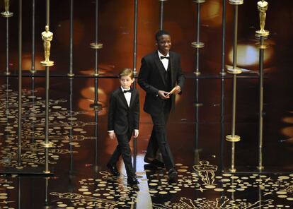 Jacob Tremblay (izquierda) y Abraham Attah presentan el premio al mejor corto de ficción.