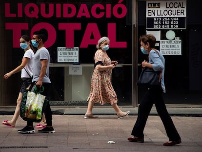 Varias personas caminan por el centro comercial e histórico de Lleida este lunes.