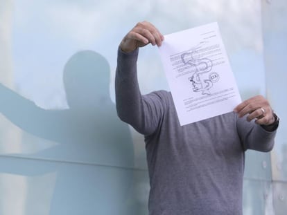 Un empresario sujeta una de las cartas de extorsión que recibió de ETA.