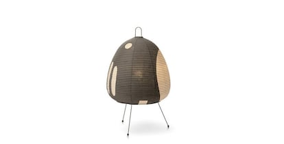 Las Akari Light Sculptures (1951) de Isamu Noguchi son una serie de lámparas hechas a mano por artesanos japoneses con papel de washi. "La crudeza de la luz eléctrica se transforma, gracias a la magia del papel, en la luz de nuestros orígenes: el sol", dijo Noguchi. (295 euros). |