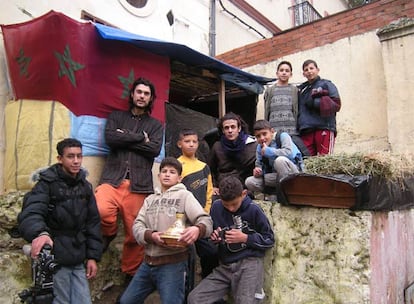 Óliver Laxe, en la Casbah, entre algunos de los niños que participan en su proyecto.