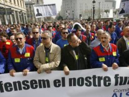Trabajadores de Alstom se manifiestanpor las calles del centro de Barcelona para reivindicar la necesidad de mantener la capacidad tecnológica y de diseño en la fábrica de material ferroviario de Alstom en Santa Perpetua (Barcelona). EFE/Archivo