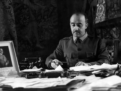 Franco, en su despacho, en una imagen publicada en la revista 'Berliner Illustrirte Zeitung' en 1937. Sobre la mesa, una fotografía de Hitler.