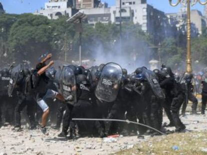 Los manifestantes cercan el Congreso mientras sigue el debate de una reforma suavizada que cuenta con el apoyo de gobernadores peronistas