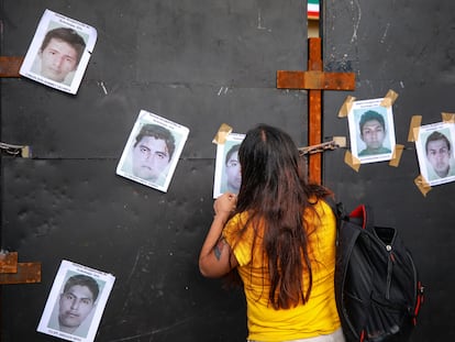 estudiantes desaparecidos de Ayotzinapa en una barricada frente a Palacio Nacional