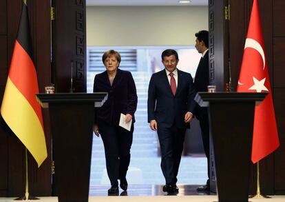 Merkel y Davutoglu en Ankara este lunes. La canciller está de visita en Turquía para tratar de impulsar el papel del país euroasiático en los planes para contener la llegada de inmigrantes a la UE.