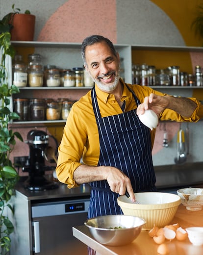 Retrato del chef Yotam Ottolenghi, autor de 'Cocina simple' (Editorial Salamandra).