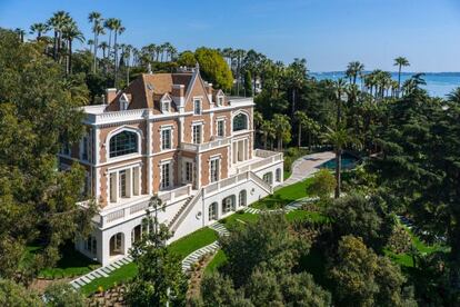 Mansión frente a la costa Azul. Inmobiliaria: John Taylor. Ubicación: Cannes (Francia). Precio: Más de 10 millones de euros. Château Soligny ofrece unas vistas únicas del mar, en la bahía de Cannes. Cuenta con una parcela de 8.500 metros cuadrados y una casa para la piscina.