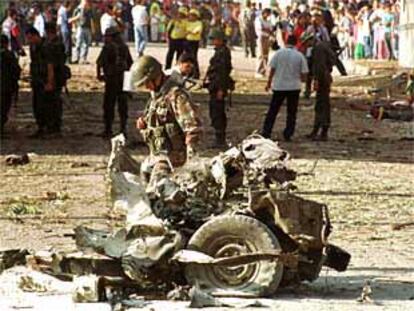 Un soldado colombiano examina los restos del coche bomba que estalló en la población de Marinilla.