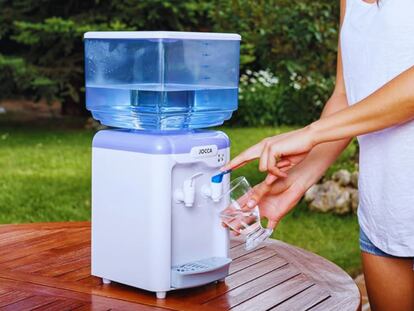 Dispensador de agua fría de la marca Jocca.