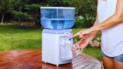 Este dispensador de agua fría tiene un depósito de siete litros.