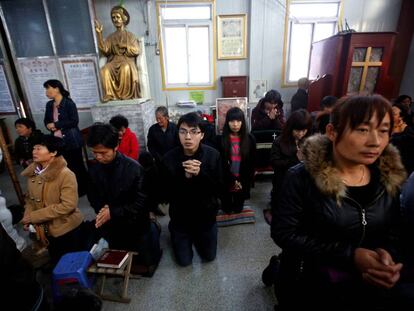 Creyentes católicos chinos en una iglesia en Tianjin. 