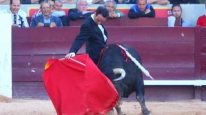 Enrique Ponce torea en esmoquin en Istres.