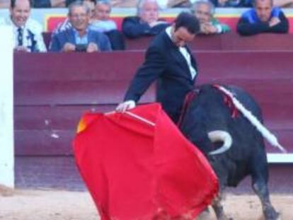 Enrique Ponce torea en esmoquin en Istres.