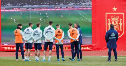 De izquierda a derecha, Sarabia, Ferran Torres, Dani Olmo, Morata, Yeremi Pino, Raúl de Tomás y el psicólogo Joaquín Valdés, escuchan las explicaciones de Luis Enrique delante de la pantalla gigante instalada en el campo de entrenamiento de la Ciudad del Fútbol de Las Rozas.