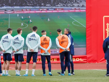 De izquierda a derecha, Sarabia, Ferran Torres, Dani Olmo, Morata, Yeremi Pino, Raúl de Tomás y el psicólogo Joaquín Valdés, escuchan las explicaciones de Luis Enrique delante de la pantalla gigante instalada en el campo de entrenamiento de la Ciudad del Fútbol de Las Rozas.