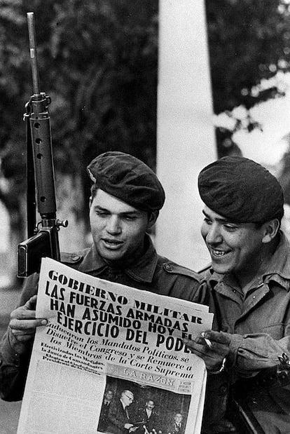 Imagen tomada en la plaza de Mayo de Buenos Aires en marzo de 1976, tras el golpe de Videla.