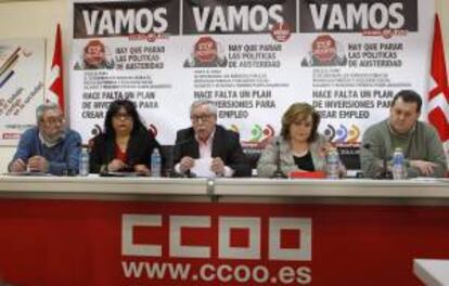 Los secretarios generales de CCOO, UGT y USO, Ignacio Fernández Toxo (c), Cándido Méndez (i) y Julio Salazar, y dos portavoces de la Cumbre Social Rosario Zanabria (2d) y Ana Lima, durante una rueda de prensa. EFE/Archivo