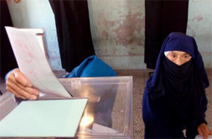 Una mujer deposita su voto en Casablanca en las elecciones parlamentarias marroquíes de ayer.