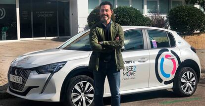 Ignacio Román, CEO deFree2Move Iberia, junto a uno de los nuevos vehículos Peugeot e-208 de la flota.