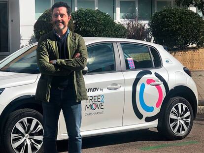 Ignacio Román, CEO deFree2Move Iberia, junto a uno de los nuevos vehículos Peugeot e-208 de la flota.