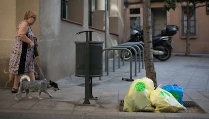 Borsas de residus amb adhesius amb el lema "ara no" a Sarrià.