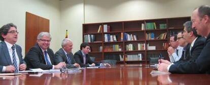 Las delegaciones del PP y CiU, ayer en la mesa de negociación.