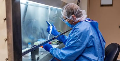 Un científico realiza una experiencia en un laboratorio.