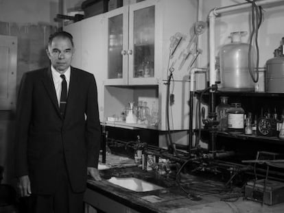 Glenn Seaborg el 1962 al laboratori on havia sintetitzat el plutoni.