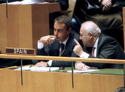 El presidente José Luis Rodríguez Zapatero y el ministro de Asuntos Exteriores, Miguel Ángel Moratinos, ayer en la Asamblea General de la ONU.