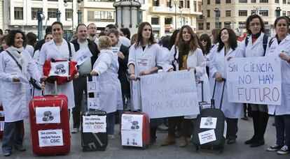 J&oacute;venes investigadores protestan en la Estaci&oacute;n del Norte de Valencia.