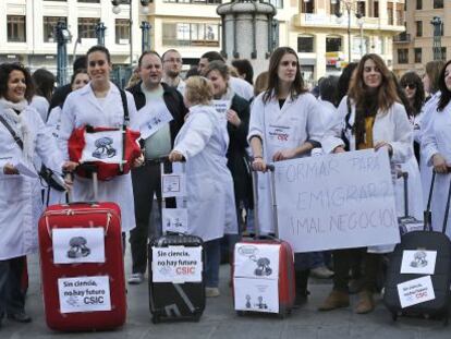 J&oacute;venes investigadores protestan en la Estaci&oacute;n del Norte de Valencia.