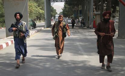 Milicianos talibanes en el aeropuerto de Kabul, el martes.