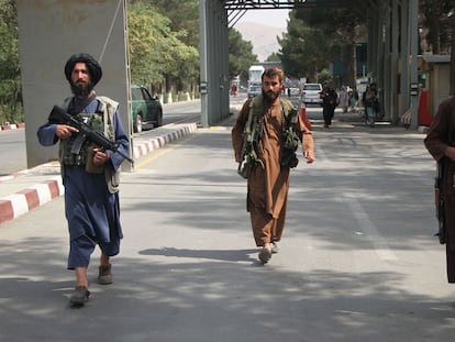 Milicianos talibanes en el aeropuerto de Kabul, el martes.