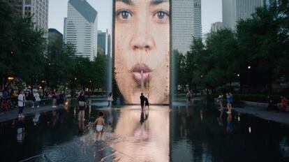 Fotograma del documental '¿Puedes oírme?' ante una de las obras de Plensa, la fuente Crown de Chicago.