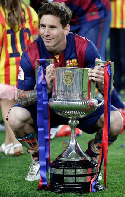 Messi posa con la copa del Rey