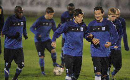 Los jugadores del Genk, durante el entrenamiento en Valencia.