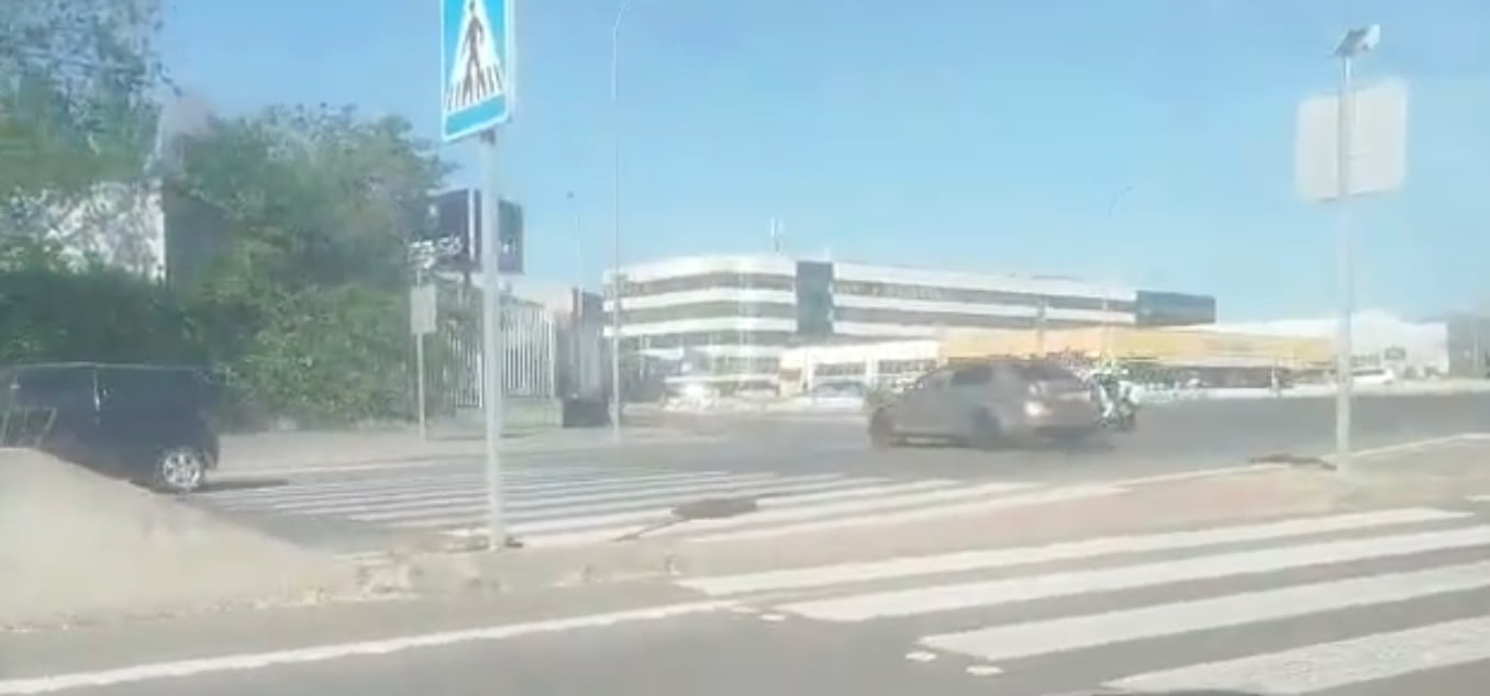 El momento en el que el vehículo del detenido arremete contra uno de los agentes de la Guardia Civil.