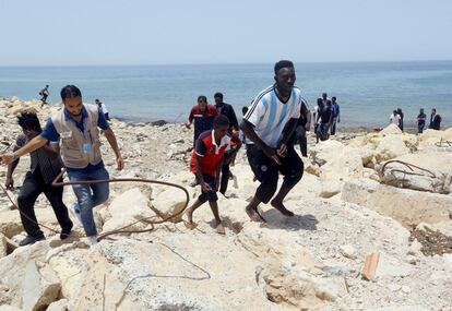 Los supervivientes del naufragio llegan a la costa de Al-Hmidiya.