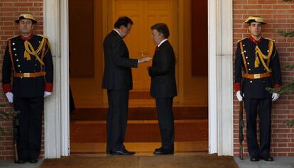 El jefe del Gobierno español, Mariano Rajoy (izquierda) charla ayer con el presidente Santos.