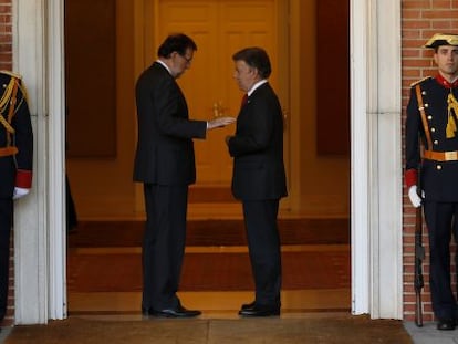 El jefe del Gobierno espa&ntilde;ol, Mariano Rajoy (izquierda) charla ayer con el presidente Santos.