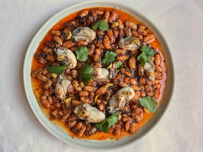 Alubias salteadas con tomate concentrado, mantequilla y marisco de concha.